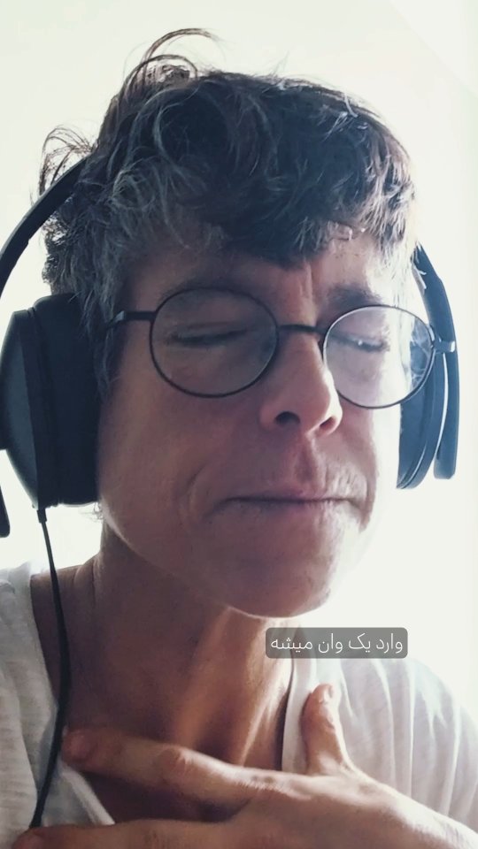 بدن پدفورمر در وان خالی از آب